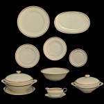 WINTERLING MARKTLEUTHEN, Bavária - Serviço para jantar em porcelana de manufatura alemã. Fundo de superficie branca com detalhes em dourado na borda com design clássico, com linhas limpas e elegantes. Constando de 56  peças, sendo: 1 sopeira com presentoir (17 x 28 cm / 28 cm), 1 legumeira (14 x 28 cm), 1 prato arroz (30 cm), 1 saladeira redonda (8 x 25 cm), 1 travessa oval (34 x 22 cm), 12 pratos rasos (24 cm), 12 pratos fundo (24 cm), 12 pratos sobremesa (20 cm), 1 molheira (8 x 22 x 15 cm), 1 bule p/ café (18 x 26 cm), 1 cremeira (12 x 15 cm), 1 açucareiro (10 x 17 cm), 11 xícaras para chá com 11 pires (5 x 12 cm) / 15 cm pires).