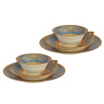 ROSENTHAL, Selb. Bavária  Par de xícaras com seus pires e pratos para bolo em porcelana alemã. Apresentam uma decoração romântica com tons de azul e detalhes dourados. Marca da manufatura no verso das peças. 5 x 13 cm (xícaras), 15 cm (pires) e 20 cm (pratos para bolo)