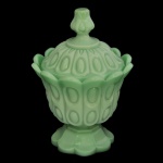 Bomboniere em vidro opalinado na cor verde jade. Apresenta o clássico padrão texturizado em relevo geométrico. Borda com recortado e base circular acompanhando o mesmo estilo. 19 x 14 cm.