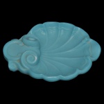 Saboneteira no formado de concha em vidro opalinado de cor azul turquesa. 16 x 12 cm.