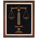 MILTON JORGE  Quadro artesanal Arte Linear decorativo com o símbolo da Balança da Justiça, muito utilizado para ambientar escritórios de advocacia, gabinetes de juízes e salas de estudo de direito. A peça retrata de forma estilizada e simétrica os pratos da balança equilibrados sobre um eixo central, simbolizando a igualdade, o equilíbrio e a neutralidade exigidos pela lei. Moldura em madeira.