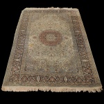 Tapete de modelo Oushak, caracterizado por seu design envelhecido e estampado floral. Medindo 272 x 188 cm.