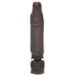Excepcional e raro netsuke em madeira escurecida representando sacerdote, de origem europeia como confirmada pela barba, os olhos grandes e as feições do rosto, porém com trajes e espanta-moscas que indicam sua condição de sacerdote budista. Apresenta-se com o corpo reto, de pés descalços sobre base esculpida com sinete. Ex coleção do famoso estudioso e colecionador Raymond Bushell. Peça fotografado e descrita no livro Netsuke Familiar and Unfamiliar, de Raymond Bushell, editora Weatherhill  New York  Tokyo  1999, à pag.106, figura 93.