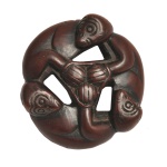 SÉC. XVIII - Raro e original netsuke do tipo Manju, em madeira boxwood, de formato circular. Apresenta 3 macacos com as mãos reunidas ao centro. Escola de Kyoto. 4,6 x 1,6 cm.