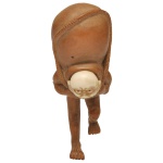 ASSINADO HEIGAN. SÉC. XIX - Original e delicado Netsuke em madeira clara representando o deus Hotei, carregando nas costas seu enorme saco repleto de alimentos para os pobres e presentes para as crianças. Rosto em marfim finamente esculpido e expressando o esforço em carregar tanto peso. Fica de pé em um só pé. Assinado no verso em escrita cursiva, dentro de um cartucho em marfim. Assinado Heigan, séc. XIX. Artista citado e com modelos de sua assinatura no livro Netsuke and Inro Artists and How to Read Their Signatures, por George Lazarnick  Reed Publishers  Honolulu 1982, no Volume |I à pag. 454.