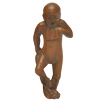 SÉC. XIX - Delicado netsuke esculpido em madeira clara, representando menino vestindo fundoshi. A fineza e precisão dos detalhes, expressos nas feições do rosto, revelam a maestria deste artista da escola de Edo. Séc. XIX.