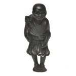 INÍCIO DO SÉCULO XIX - Excepcional netsuke em madeira escura, possivelmente ébano, representando sacerdote com chocalho e leque. Destacam-se a fineza e minúcia dos detalhes, como por exemplo, os pelos das penas apenas visíveis com uma lupa. Obra do famoso escultor Minko (Nakatsuge, Província de Iga - 1735-1816) um dos grandes mestres da escola de Edo. Artista citado com verbete e reproduções de sua assinatura, no livro Netsuke and Inro Artists and How to Read Their Signatures, por George Lazarnick  Reed Publishers  Honolulu 1982, no Volume I nas pag. 757 a 763. Ex coleção do famoso estudioso e colecionador Raymond Bushell.