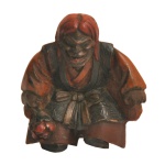 FINAL DO SÉCULO XVIII - Raro netsuke em madeira, integralmente decorado por lacas policromadas. Apresenta Shojo, ator do teatro Noh. Exibe seus singulares atributos como a grande cabeleira vermelha e roupas ricamente bordadas. Ex coleção Tony How e Martina von Kepler.