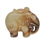 Antiga e delicada pequena escultura chinesa em jade esverdeado, representando elefante.