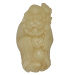 Antiga pequena escultura chinesa em jade, de cor verde celadon claro, representando Shou Lao, o deus da Longevidade, com o pêssego dourado da Imortalidade e o cetro Lingzhi nas mãos.