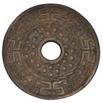 Disco Bi, antigo artefato ritual chinês circular em jade, esculpido em alto relevo com frisos de sementes germinando, gregas e volutas.