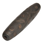 Cong, antigo artefato ritual chinês cilíndrico abaulado em meteorito preto com inclusões de metal amarelo, esculpido com estilizações geométricas.