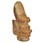 Antiga e rara estatueta chinesa representando cigarra sobre cabeça de divindade em jade amarelo mesclado, com calcificações.