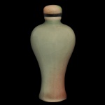 SÉC. XIX - Snuff Bottle de formato balaústre, em porcelana chinesa revestida por coberta em tonalidades degradês, verde água e peachbloom. Tampa com cabochão em jade branco rajado com verde, colar preto e colher.