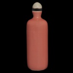 SÉC. XIX - Grande Snuff Bottle de formato cilíndrico, em porcelana chinesa, decorada com coberta monocromática cor de rosa. Marca sob a base. Tampa em porcelana celadon azulada, com colar preto e colher. Alt. 10,5 cm.