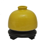 Séc. XVIII - Raro recipiente em porcelana chinesa para lavar pinceis, usado por letrados, moldado no formato de Taibai Zun (Chicken Cage), gaiola para galinhas. Bojo semiesférico, encimado por pequeno gargalo. Apresenta decoração em esmalte monocromático amarelo.