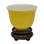 SÉC. XVIII - Delicada e rara taça em porcelana chinesa imperial, ornada por esmalte amarelo na parte externa. Bojo em tulipa com borda levemente revirada. Apresenta marca imperial palaciana do Pavilhão da Perpétua Felicidade, marca reproduzida no livro The Handbook of Marks on Chinese Ceramics, por Gerald Davison  Editora St Andrews Press , Wells, Somerset, U.K., às pag. 75 e 174, marca No 710, assim como no livro A Guide to Marks on Chinese Porcelain, do mesmo autor, às pag. 47 e 92, marca No 171.