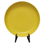 FINAL DO SÉC. XVII  INÍCIO DO SÉC. XVIII - Excepcional e delicado prato para doces, em porcelana chinesa imperial, integralmente revestido por esmalte amarelo liso. Apresenta sob a base marca do Reinado Kangxi (1662  1722) dentro de Double Ring em azul.