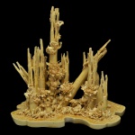 SÉC. XVIII - Incomum e raríssima escultura em fina porcelana chinesa, ornada por esmalte monocromático amarelo cor de bambu, para mesa de letrado. Apresenta floresta devastada com 11 bambus sobre vegetação rasa, mas com presença de vida, conceitualizada pelos princípios do taoismo, tendo casal de dragões (Vida celestial/Universo), um morcego (Vida animal/ Fauna), 6 crisântemos e 5 peônias (Vida terrestre/Flora). Sob a base, selo do importante antiquário Robert Marchant de Londres e etiquetas de colecionadores, séc. XVIII.