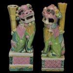 Séc. XIX - Conjunto de 2 porta varetas de incenso em porcelana chinesa policromada. Apresentam Cães de Fó com modelagens muito similares, sentados e ladeados por cornetas. Exibem a boca aberta com dentes à mostra. Bases retangulares com pequenas diferenças, realçadas por frisos estilizados. Mínimos sinais do tempo. 23 x 8 x 5 cm.