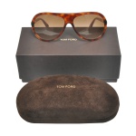 TOM FORD  Óculos de sol em acetato marrom com padrão tartaruga. Destacam-se pelo design de armação piloto e lentes em tom degradê. Acompanha estojo e caixa original. Sinal de uso e do tempo.