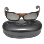 GUCCI  Óculos de sol em acetado. Armação marrom com lentes escuras . Acompanha estojo original na cor preto.  Sinal de uso e do tempo.