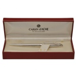 CARAN DACHE  Caneta esferográfica executivo. em acabamento prateado, possivelmente da linha clássica Madison ou uma edição especial de colecionador. Acondicionada em seu estojo original. Caran d'Ache (fabricada na Suíça).
