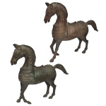 Par de esculturas decorativas de cavalo em petit bronze. Pátina escura com marcas detalhadas de desgastes. Ricas texturas gravadas que imitam arreios, selas texturizadas, mantas cerimoniais e rédeas ornamentadas de montaria. 38 x 44 x 12 cm.