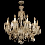 Elegante lustre em cristal veneziano com adornos lapidados. Bojo central apoiado em pequena cúpula, sustentando 10  braços recurvos, rematados por bobeches circulares bordadas por pingentes em ponteiras. Coluna central reta, construída com segmentos anelados e encimada por adorno semiesférico com colares de contas à volta. Adorno superior no formato de corneta com canopla no topo.105 x 72 cm.