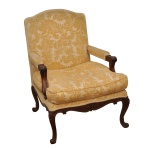 Elegante poltrona de descanso estilo inglês, em madeira nobre esculpida e ornada por frisos e adornos florais. Encosto reto, com cachaço levemente arqueado. Braço retilíneos apoiados em suportes recurvos. Assentos realçados por almofadas altas. Saia ondulada, sustentada por pernas curvilíneas, rematadas por pés revirados. Estofamento em tecido floral amarelo e branco. 98 x 70 x 70 cm.