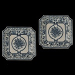 Par de covilhetes em porcelana quadrangular com decoração em azul e branco. 3 x 21 x 21 cm.