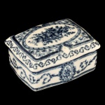 Pequena caixa para joias em porcelana azul e branca, 7 x 15 x 12 cm.