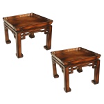 Par de mesas laterais estilo chinês. Apresenta tampo quadrangular com bordas elevadas e acabamento escuro. 56 x 70 x 70 cm.
