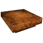 Mesa de centro em madeira lisa com um acabamento em alto brilho. 36 x 120 x 120 cm.