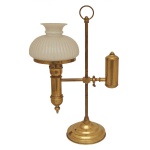 Luminária de mesa em metal dourado de estilo inglês. Apresenta cúpula de vidro leitoso e um design articulado funcional