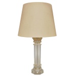 Luminária de mesa com base em cristal translúcido e uma cúpula de tecido clara. 82 cm (MT). 54 x 15 cm (luminária). 36 x 46 cm cúpula.