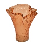 Vaso em vidro prensado de tom rosado com borda ondulada. 18 x 19 x 16 cm.