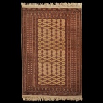 Tapete Afghani Sherwan feito à mão com lã vermelha e marfim. Apresenta um design tribal com um padrão geométrico central. medindo 186 x 125 cm.