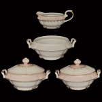 Conjunto de 4 peças para servir em porcelana nacional da manufatura Real. Superficie branca apresentando bordas onduladas delicadas e detalhes em rosa claro com frisos dourados. Constando de 4 peças: 1 sopeira (17 x 28 cm), 1 sopeira (14 x 26 cm), 1 sopeira sem tampa (10 x 28 cm) e 1 cremeira (10 x 20 x 12 cm).