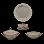 Haas & Czjzek (H&C) - Conjunto de 4  peças para servir em porcelana da manufatura pertence à Haas & Czjzek (H&C), checa. Superficie branca decorada com ramalhetes florais e detalhes em dourado na borda. Constando de: 1 Sopeira (18 x 30 cm), 1 prato para arroz (32 cm), 1 molheira com presentoir (8 x 17 x 20 cm) e  1 Legumeira sem tampa (8 x 28 cm).