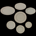 Conjunto de peças para servir em porcelana nacional da manufatura Real. Superficie branca apresentando bordas com ondulações. 2 travessas (5 x 41 x 26 cm / 4 x 33 x 22 cm), 1 saladeira (6 x 30 x 20 cm), 1 prato para arroz (4 x 33 cm), 1 prato raso (24 cm), 1 prato fundo (23 cm) e 1 prato para pão (18 cm).