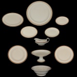 Conjunto de 9 peças para servir em porcelana nacional da manufatura Real. Superficie branca apresentando bordas em tons escuros. Constando: 1 Prato grande (37 cm), 1 fruteira de pé alto (12 x 25 cm), 1 molheira (9 x 21 x 10 cm), 1 prato fundo (23 cm), 1 saladeira (10 x 28 cm), 3 travessas (35 x 26 cm / 25 x 20 cm / 23 x 16 cm) e 1 saladeira oval (6 x 28 x 21 cm).