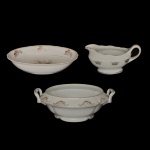 Conjunto de 3 peças para servir em porcelana nacional da manufatura Real, S. Paulo. Superficie branca apresentando detalhes em reservas e frisos dourados. Sendo: 1 Sopeira sem tampa (10 x 28 x 26 cm), 1 molheira (10 x 20 x 10 cm) e 1 saladeira (6 x 26 x 18 cm).