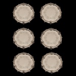 Conjunto de 6 bandejas em metal prateado, da manufatura brasileira Rebouças, tradicional fabricante de objetos em metal espessurado a prata. Apresenta bordas decorativas onduladas com design clássico, A marcação é composta por dois elementos principais: Letra "R" em estilo gótico: Identifica visualmente a marca Rebouças. "REBOUÇAS": Gravado logo abaixo da letra em uma moldura reta. Apresenta bordas decorativas onduladas  com design clássico, 3 x 36 cm.