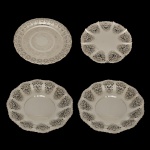 Lote constando de 4 fruteiras em metal prateado sendo: 3 da manufatura Wolf . Apresentam borda vazada (conhecido como trabalhado em renda,  detalhes ornamentados e recortes geométricos nas bordas, 1 Vitoria Régia 90. Apresenta padrão de relevo estilo renda na borda.