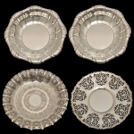Lote constando de 4 fruteiras em metal prateado de modelos diferentes. Sendo: 1 Fruteira rasa (27 cm), 2 fruteiras redondas (25 cm) e 1 com pé (25 cm). Manufaturas Prata Régio 90 e 2 sem marca.
