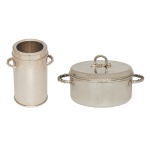 SAINT JAMES  Conjunto de 2 peças em metal espessurado a prata da manufatura nacional St. James, constando de: A) porta garrafa cilíndrico em metal prateado. 22 x 10 cm. B) Sopeira térmica para servir em metal , alças e pegas de tampa no formato de bambu. 27 x 27 cm.
