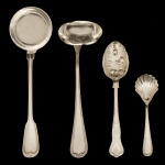 Conjunto de 4 peças em metal espessurado a prata, sendo: 2 conchas (Christofle (29 cm) e Fracalanza (26 cm), 1 colher em metal inglês (22 cm) e 1 colher para açúcar (wolff  15 cm). Sinais de uso e do tempo.