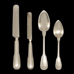 CHRISTOFLE, France - Conjunto talheres franceses em metal espessurado a prata. Peças contrastada. Constando de 40 peças, sendo: 12 facas grande, 12 facas p/ sobremesa, 8 colheres p/ sobremesa, 8 colheres p/ sopa. Sinais de uso e do tempo.