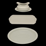 Lote constando de 3 peças em porcelana monocromatica branca, sem marca. Sendo: 1 molheira com presentoir (12 x 20 x 15 cm) 1 travessa para rocambole (37 x 15 cm)